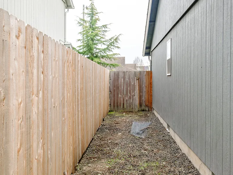 831 NW Teak Loop — Photo 10