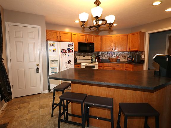 3rd image of 38 Terrance Dr