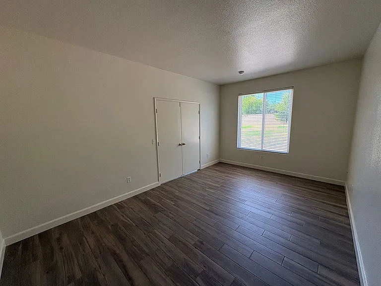 722 W James Ct — Photo 40