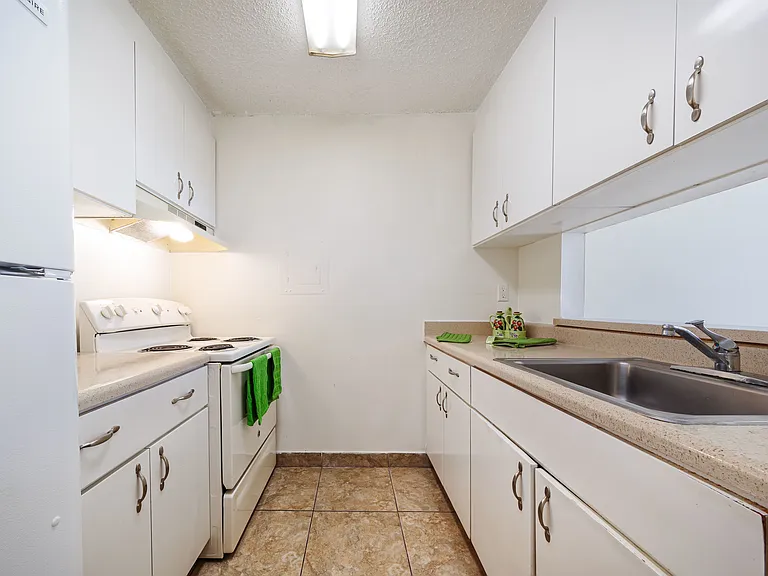 Kitchen | Sunset Palms | Apartments For Rent in Hollywood FL