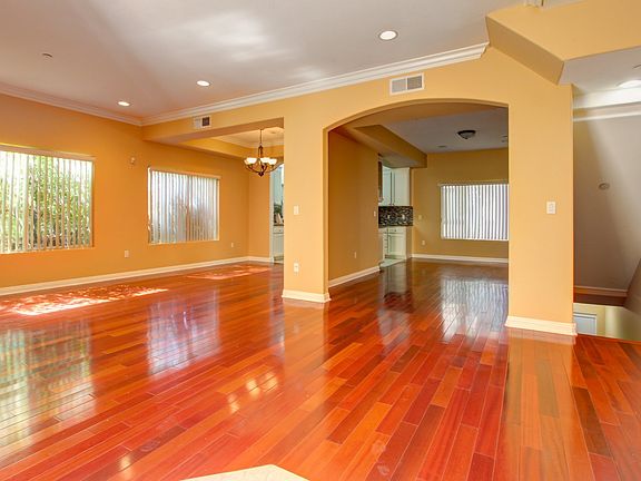 3rd image of 13912 Oxnard St APT 12