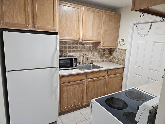 4th image of 821 Lighthouse Dr APT B
