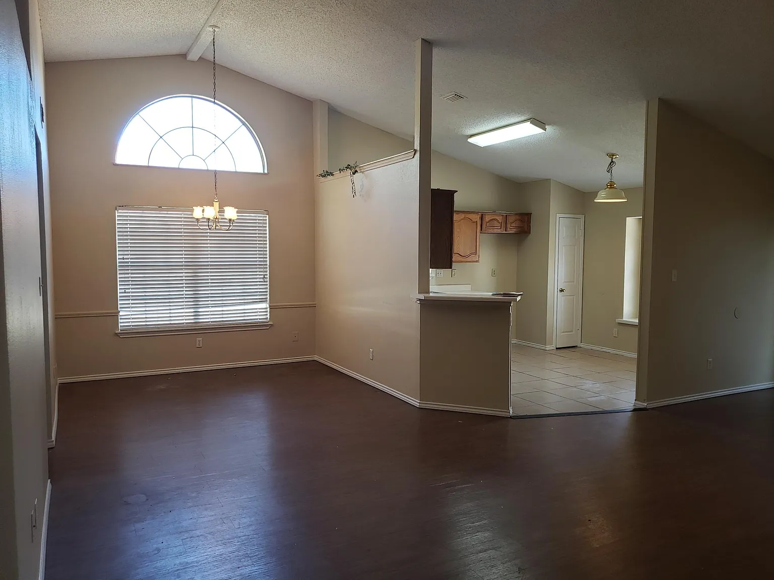 3 bed, 1842 sqft, $2,350 — Photo 2