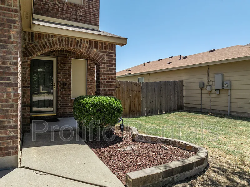 4 bed, 2.5 bath, 2067 sqft, $1,950 — Photo 4