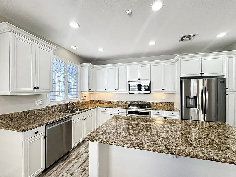 3 bed, 2.5 bath, 1585 sqft, $3,900 — Photo 4