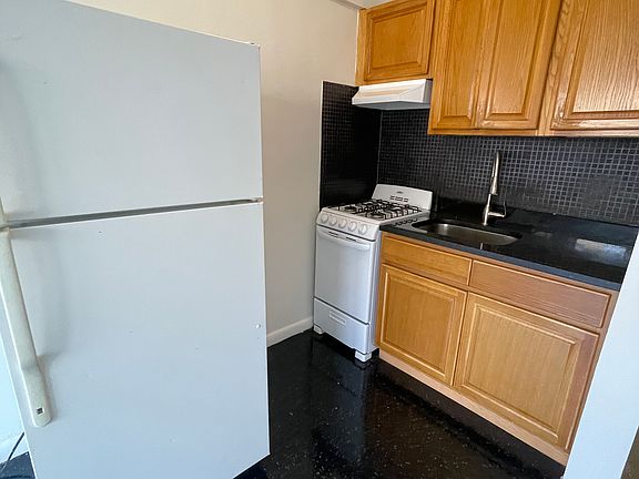 4th image of 10915 37th Ave APT 10B