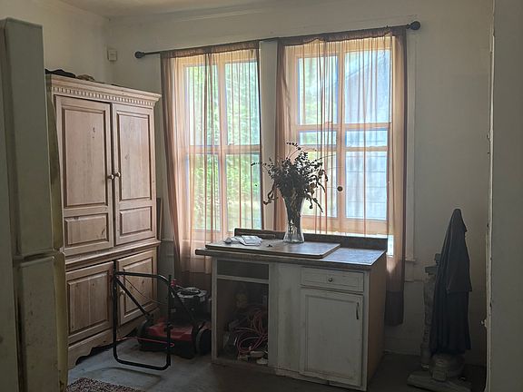 3rd image of 570 Clarke St