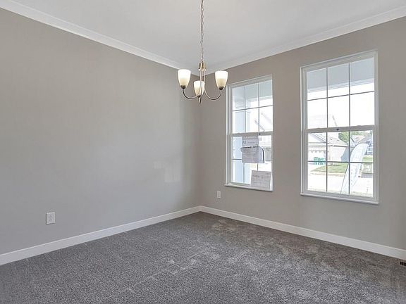 5th image of 601 Ferndale Ln