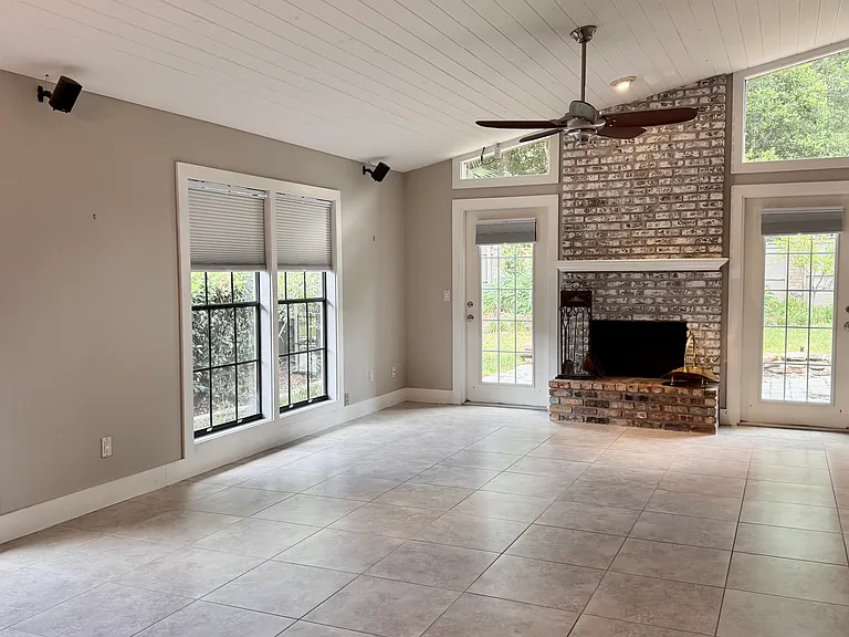 241 Hummingbird Ln — Photo 5
