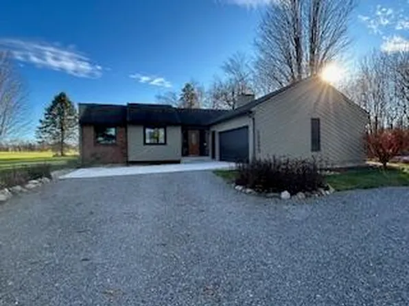 12245 Southgate Dr, Plainwell, MI 49080