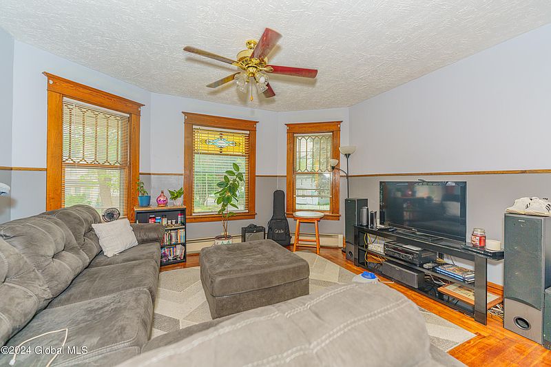 5th image of 901 Davis Terrace