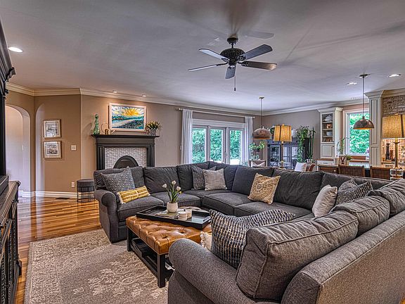 5th image of 10488 Lauren Ct