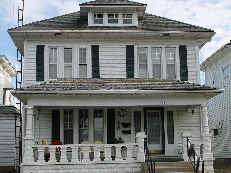 1st image of 425 E 3rd St