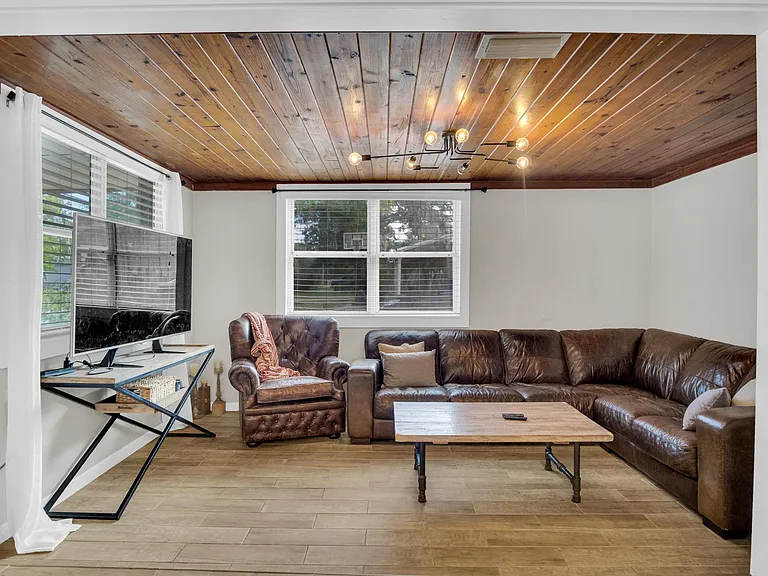 1209 E North St — Photo 3
