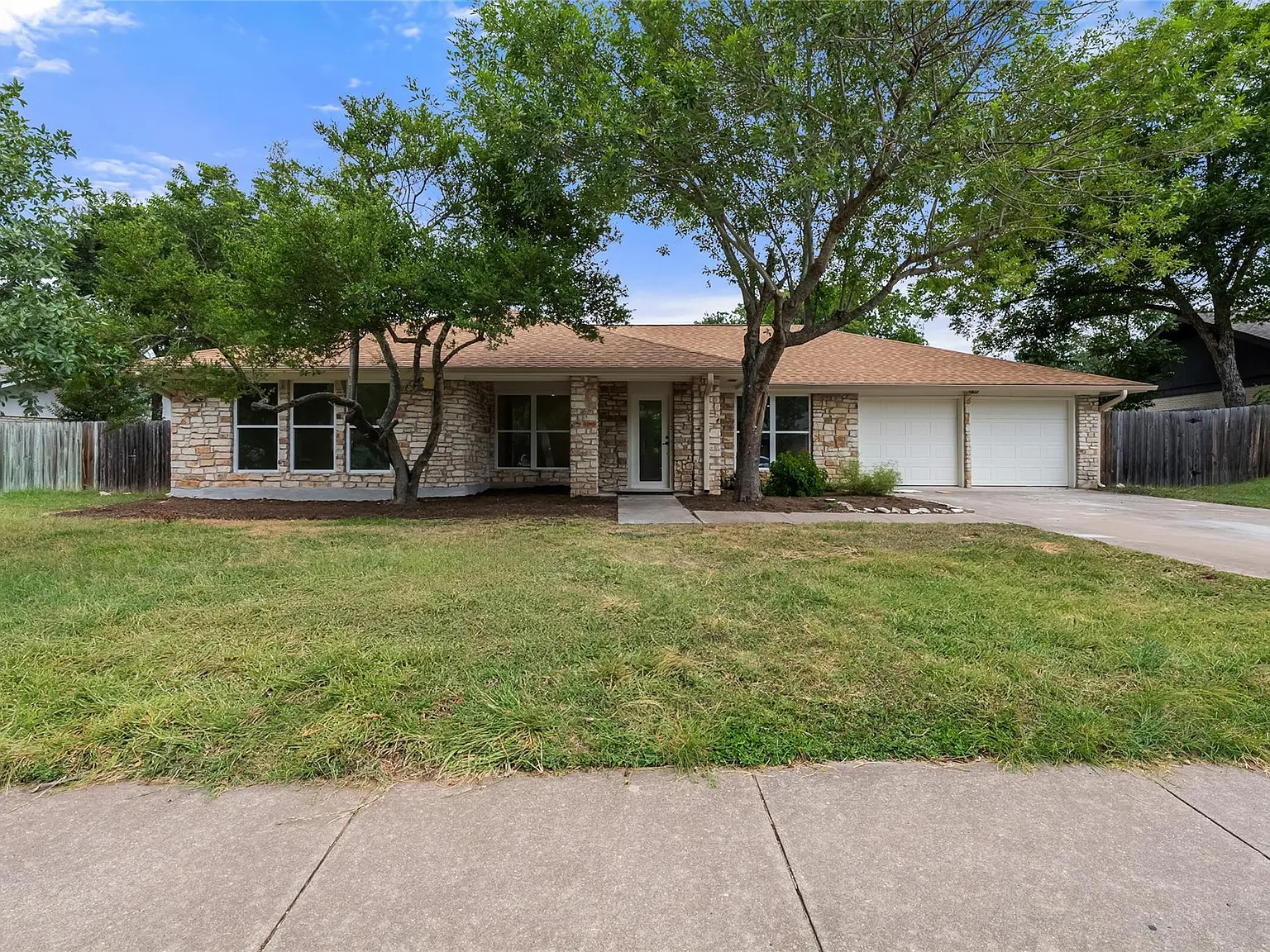 4 bed, 2.0 bath, 1939 sqft, $2,750 — Photo 2