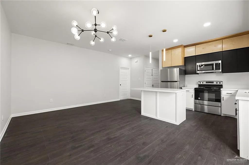 3 bed, 2.0 bath, 4250 sqft, $1,150 — Photo 3