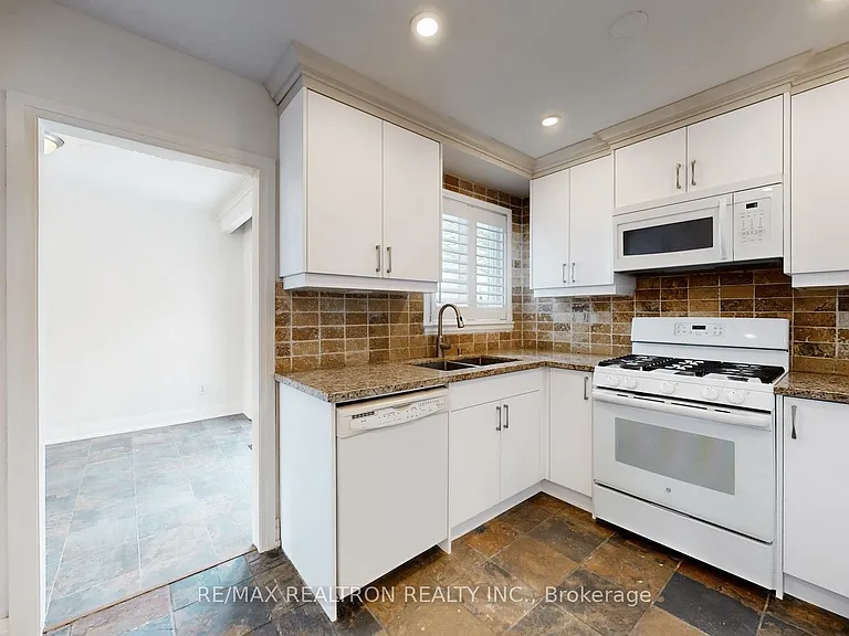 24 Fenelon Dr — Photo 18