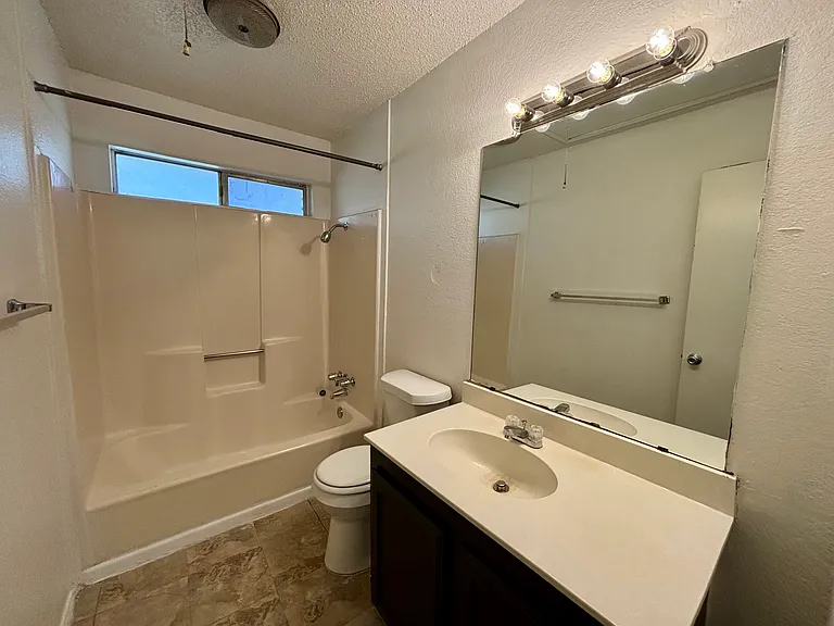 2600 NW 21st St #B — Photo 12