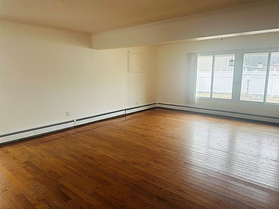3rd image of 36 Trumpet Ln