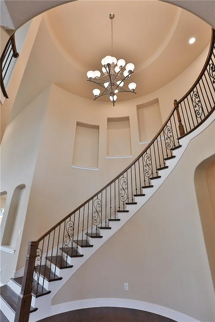 4 bed, 4020 sqft, $4,850 — Photo 3