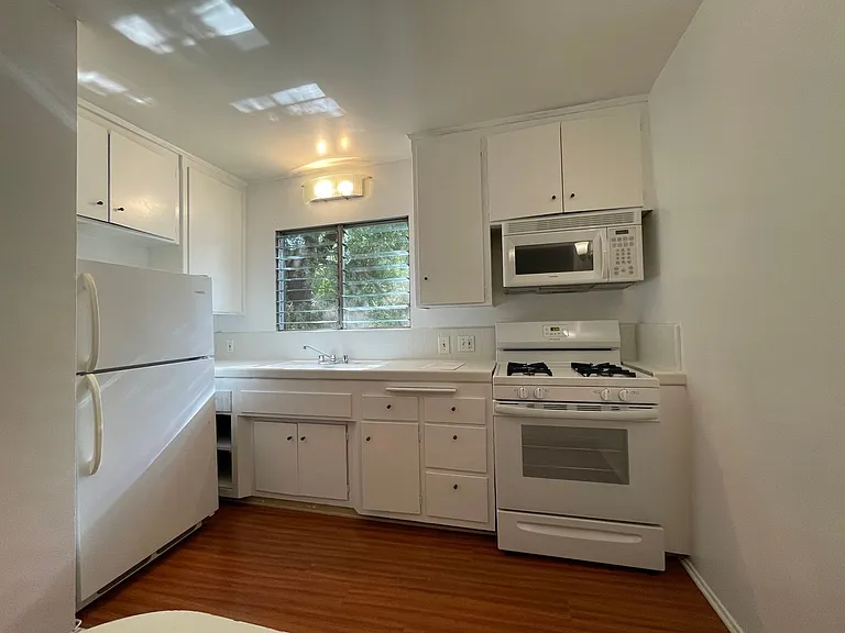 1152-1154 Poinsettia Place — Photo 3