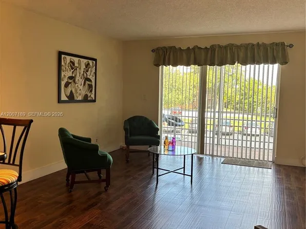 3000 E Sunrise Lakes Dr E #202, Sunrise, FL 33322
