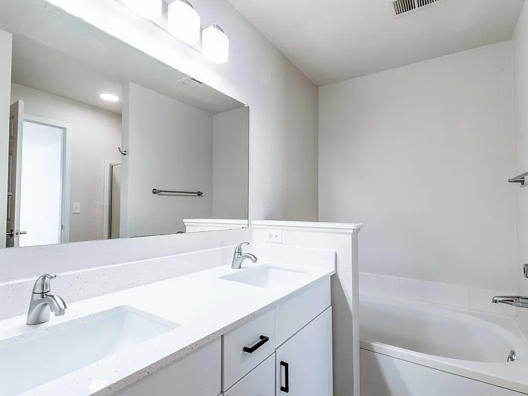 Pavilions at Silver Sage Apartments — Photo 28