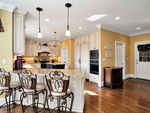 3rd image of 4 Oakland Hills Ln