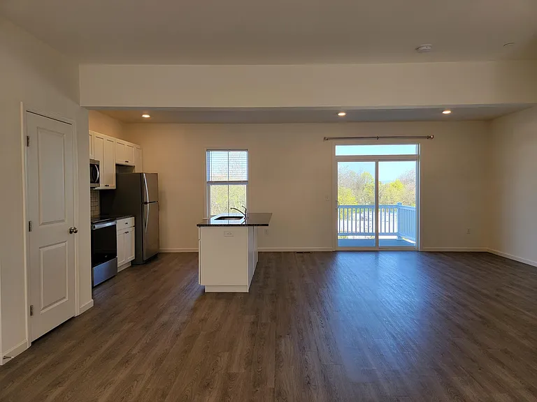 4620 Commerce St — Photo 5