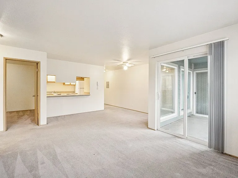 University Court Apartments — Photo 72