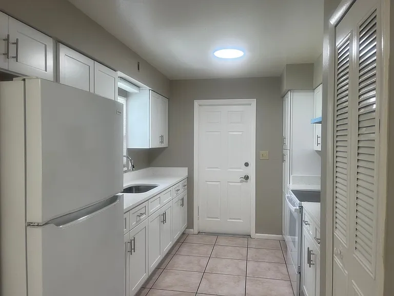 917 S Alder Ave — Photo 5