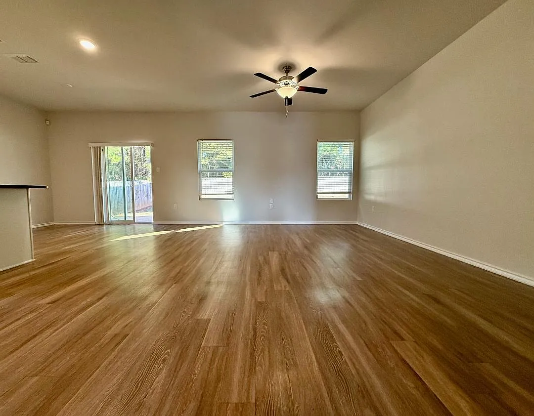 3 bed, 1402 sqft, $2,300 — Photo 4
