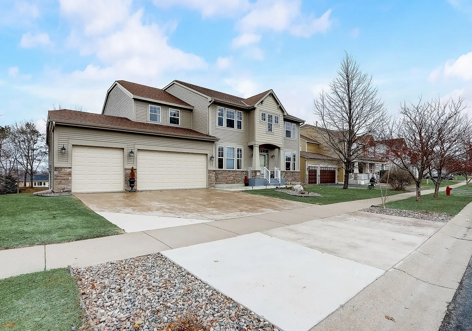 Grand 5 bed 4.5 bath Maple Grove Home w/ 3-Car Garage! Fully Furnished — Photo 3