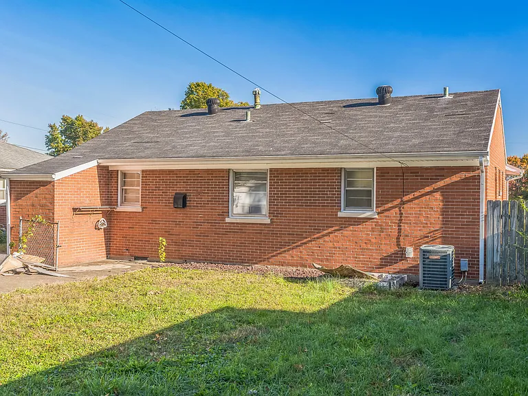 1676 Brittany Ln — Photo 14