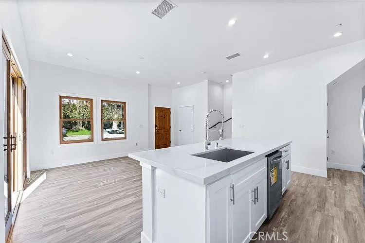3 bed, 3.5 bath, 1600 sqft, $6,500 — Photo 4