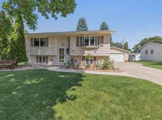 414 Meadowbrook Ln, Waterloo, IA 50701