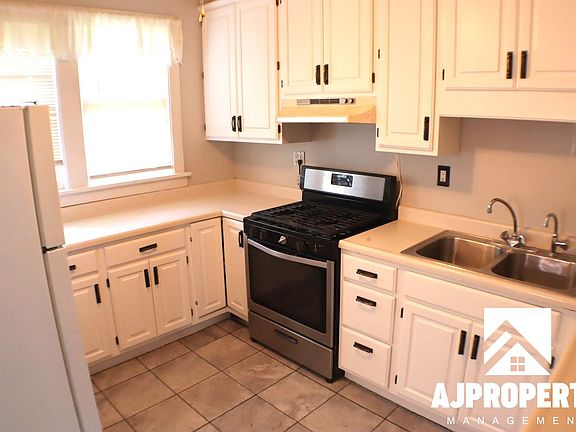 2nd image of 715 W 12th St