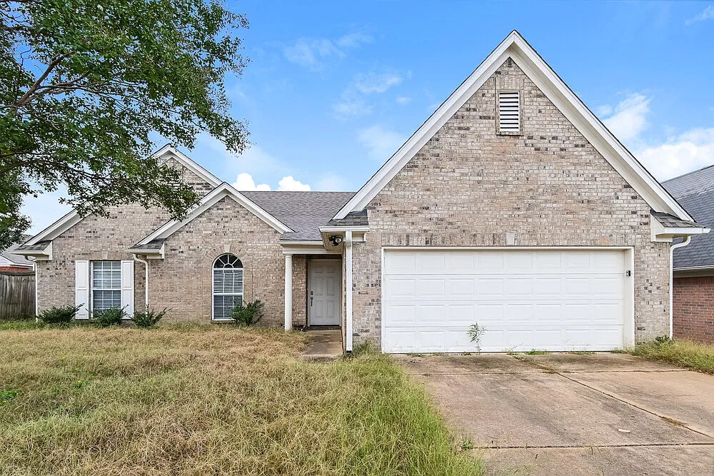 3 bed, 2.0 bath, 1621 sqft, $1,920 — Photo 1