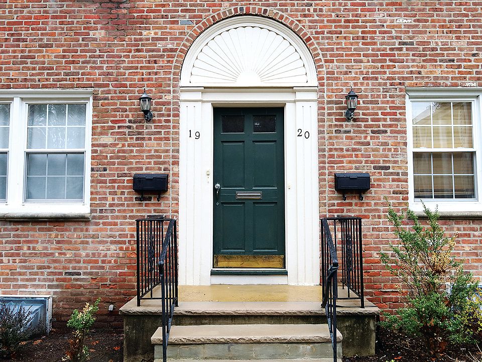 Welcome to 417 Morris Ave - Unit 20 in Summit, NJ - Front Entrance to Foyer.