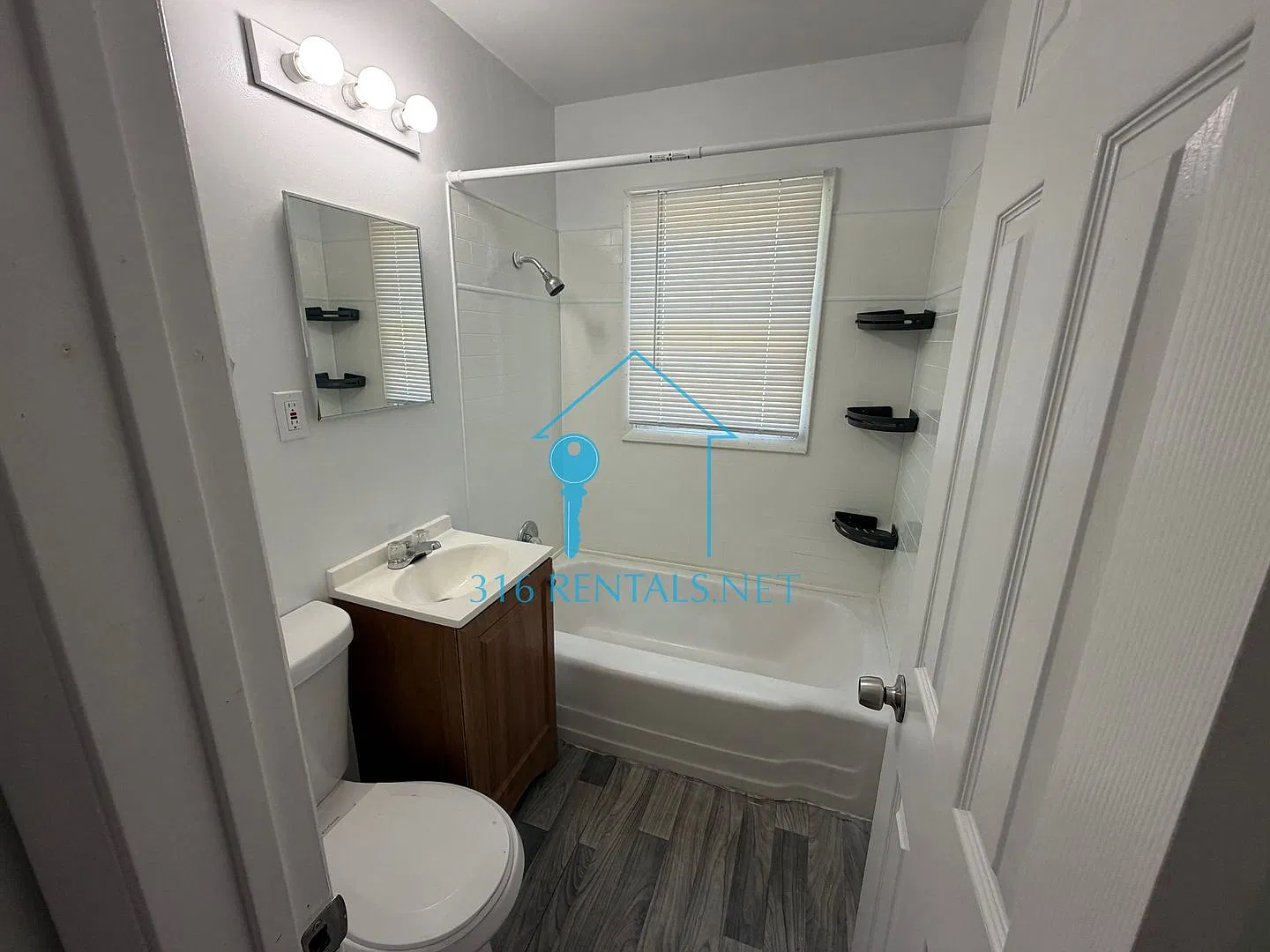 $1,025- 3 bedroom / 1 bathroom - Single Family Home — Photo 4