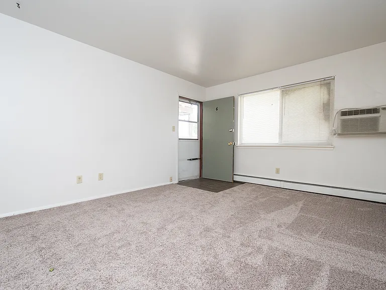 1720 Azalea Ct #7 — Photo 2