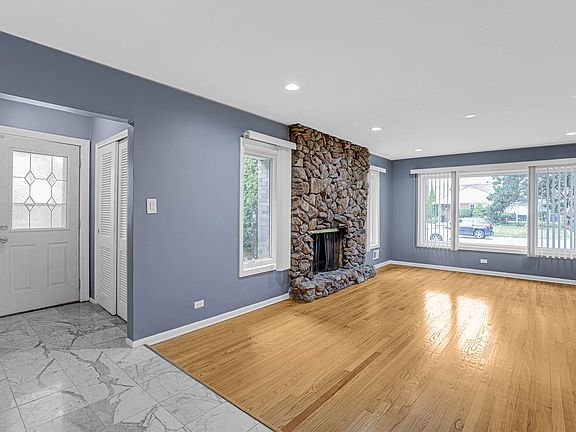3rd image of 4465 W Lunt Ave