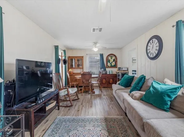 518 Sunny Ln, Wharton, TX 77488