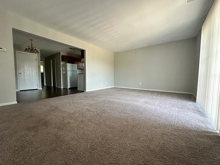 2405 Ashland Cir #9 — Photo 2