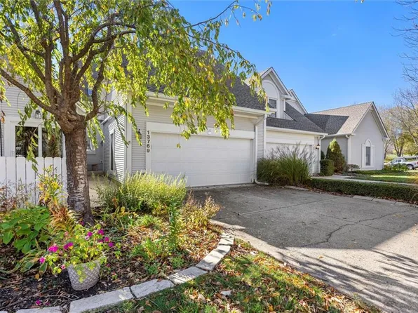 13769 Pembroke Cir, Leawood, KS 66224