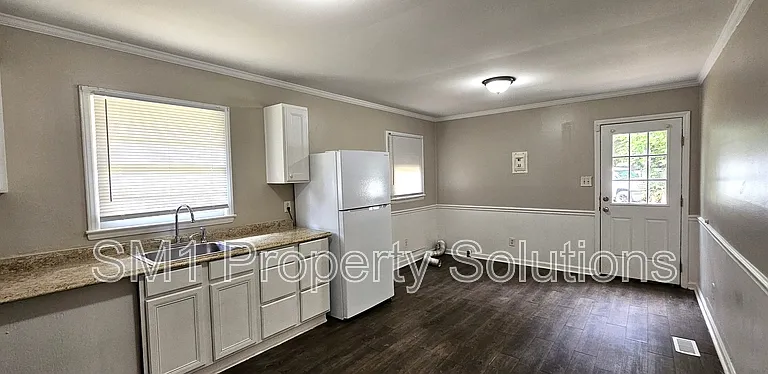 1702 Spry St — Photo 6