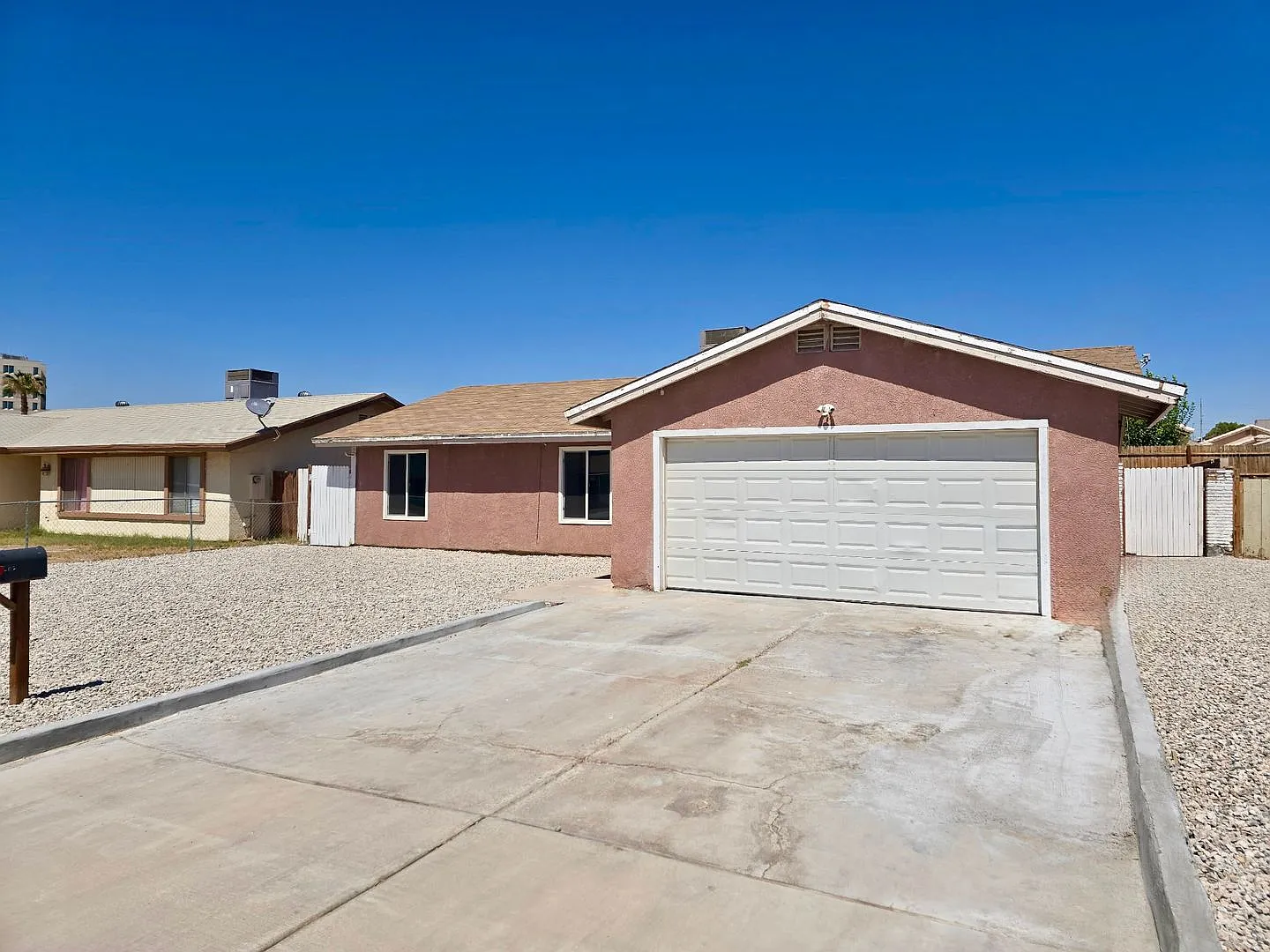 Hacienda Estates Three Bedroom Two Bath home Close to Hospital and Retail Stores — Photo 4