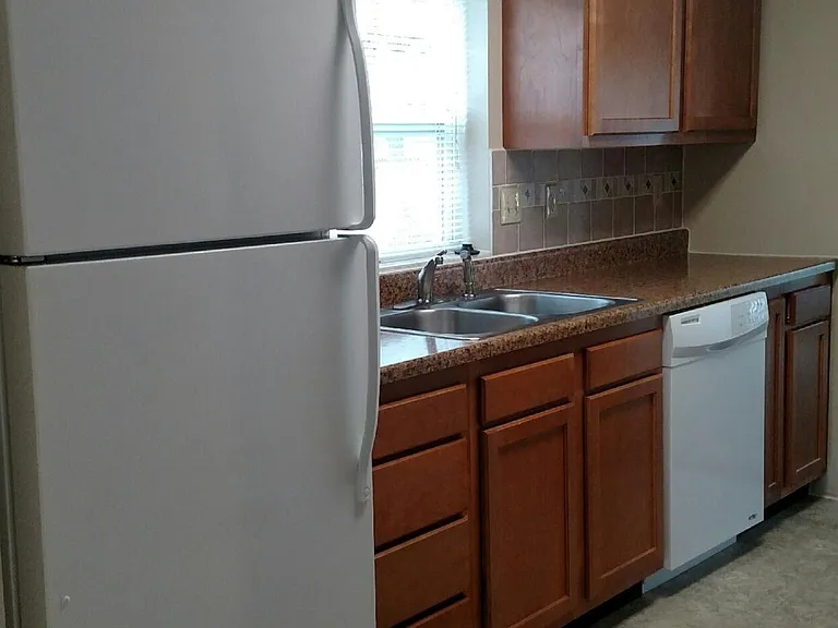 KITCHEN WITH APPLIANCES