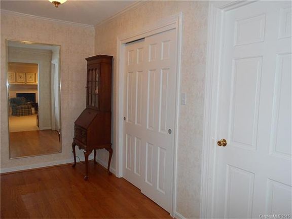 4th image of 213 Edgewood Dr