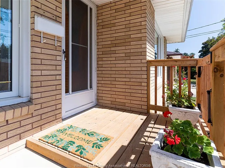 760 Wallace Ave — Photo 4